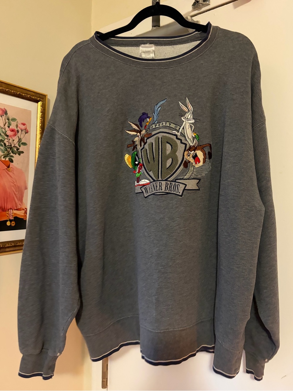 Vintage Warner Bros. Gray Crewneck Sweatshirt with Classic Looney Tunes Emblem